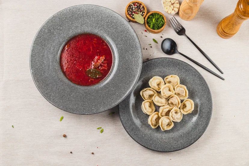 Пельмени мясные и борщ с говядиной