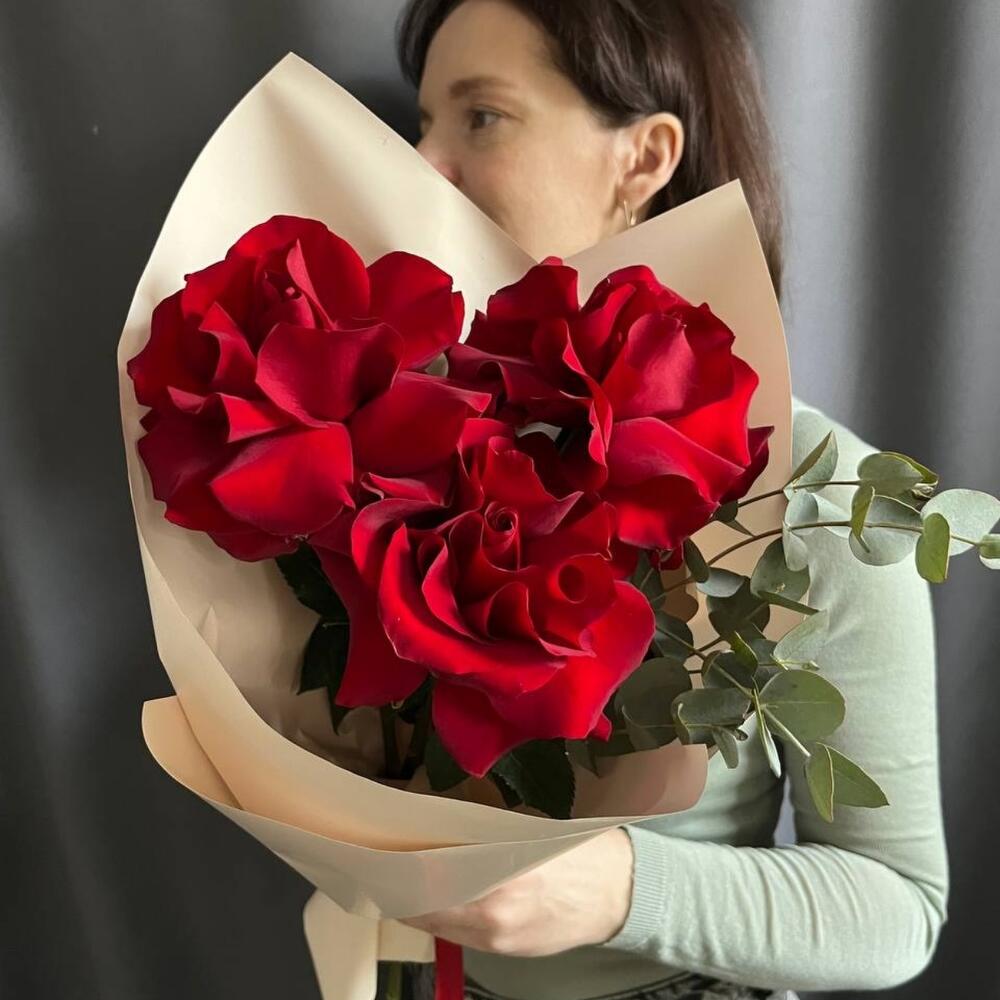 Букет красных французских роз (красные розы с эвкалиптом)