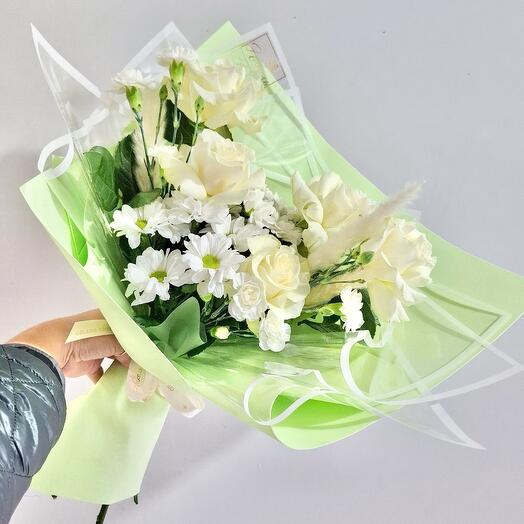 Букет «Бабочка Лимонница» из хризантем и французских роз