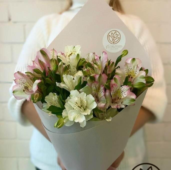 Букет из альстромерии в оформлении