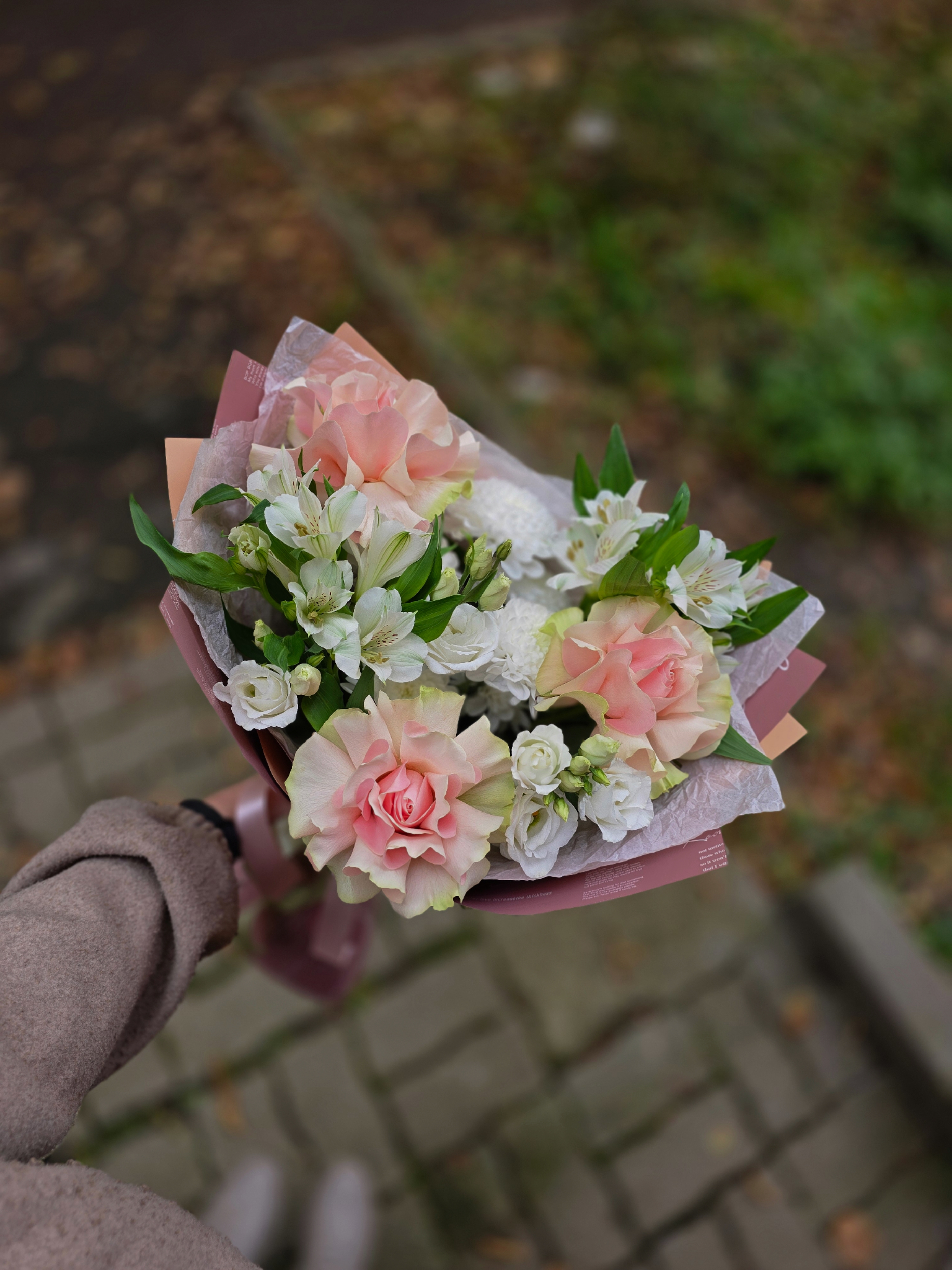 Букет с французскими розами и эустомой