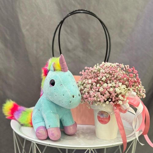 Цветы с игрушкой в сумочке