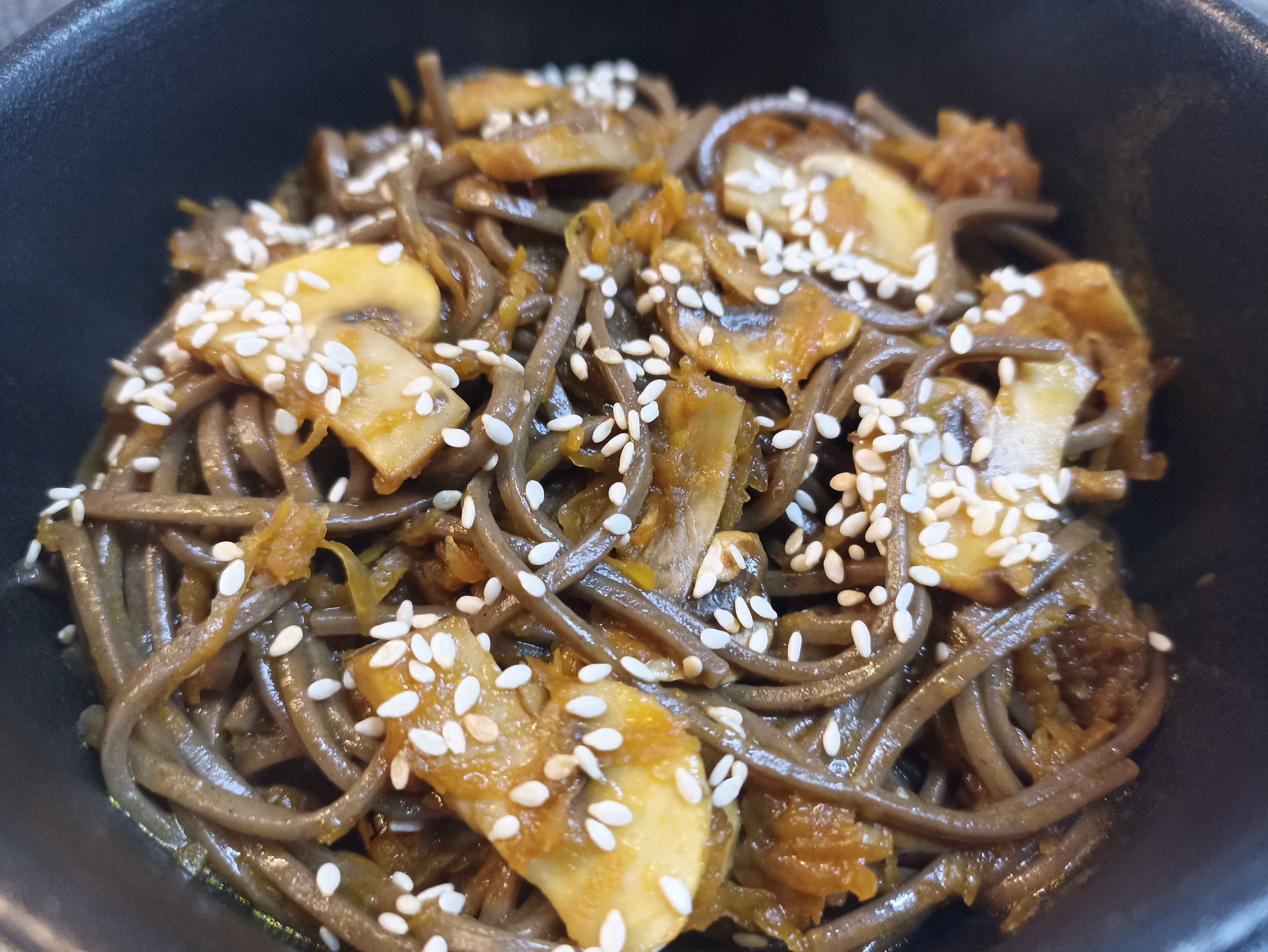 Лапша соба с курицей и грибами