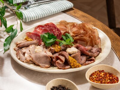 Тарелка мясных деликатесов