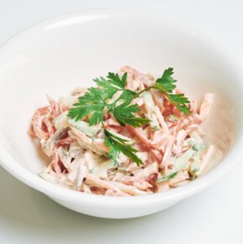Салат грибной с курицей и овощами