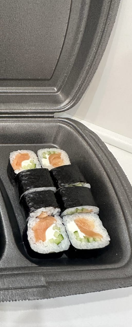 Маки ролл с лососем слабосоленым