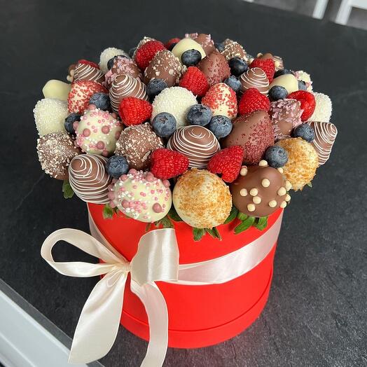 Клубника в шоколаде с голубикой