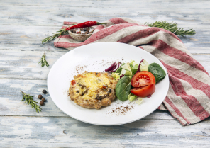 Куриное гнездо с помидором и грибами