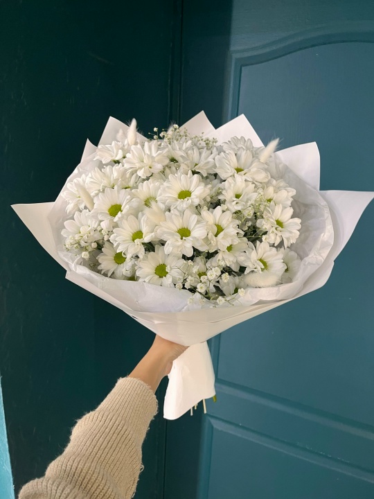 Букет ромашковых хризантем, гипсофилы и лагуруса