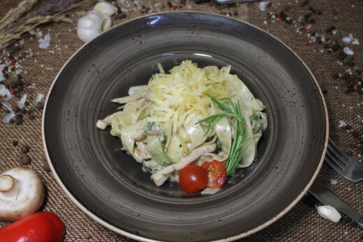 Паста с курицей и белыми грибами