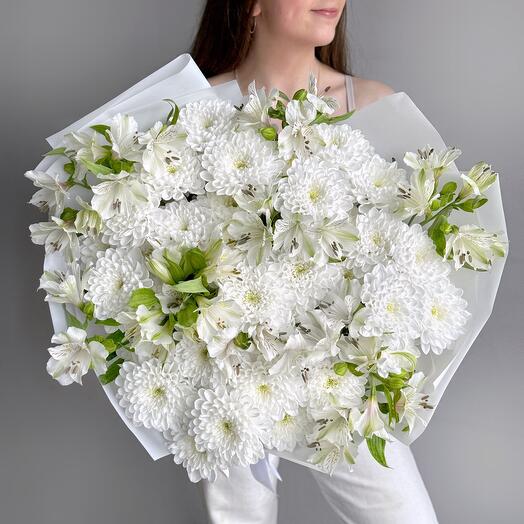 Нежный букет белая кустовая хризантема и альстромерия