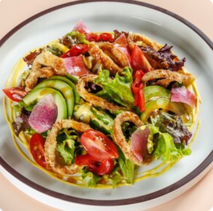 Салат с кальмаром и манго-соусом