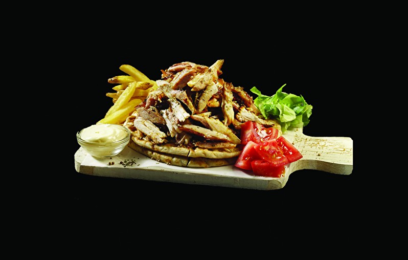 На тарелке гирос с курицей маленькая