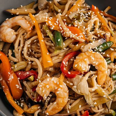 Wok с креветками (рис)