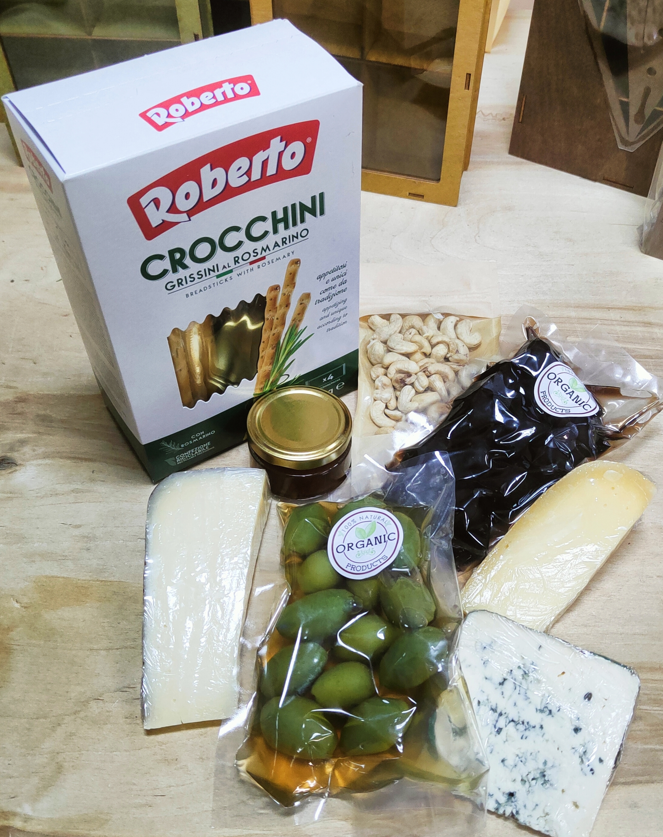 Подарочный набор с гриссини и оливками.