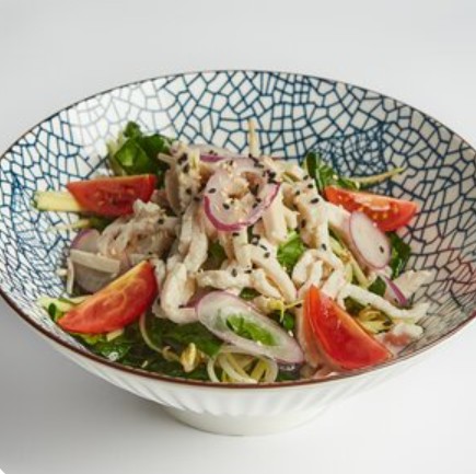 Салат с курицей темпура и соусом каламанси