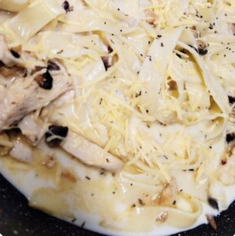 Паста с курицей и грибами