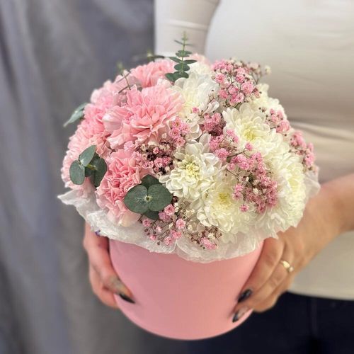 Букет из хризантем и диантусов в коробке (к0036)