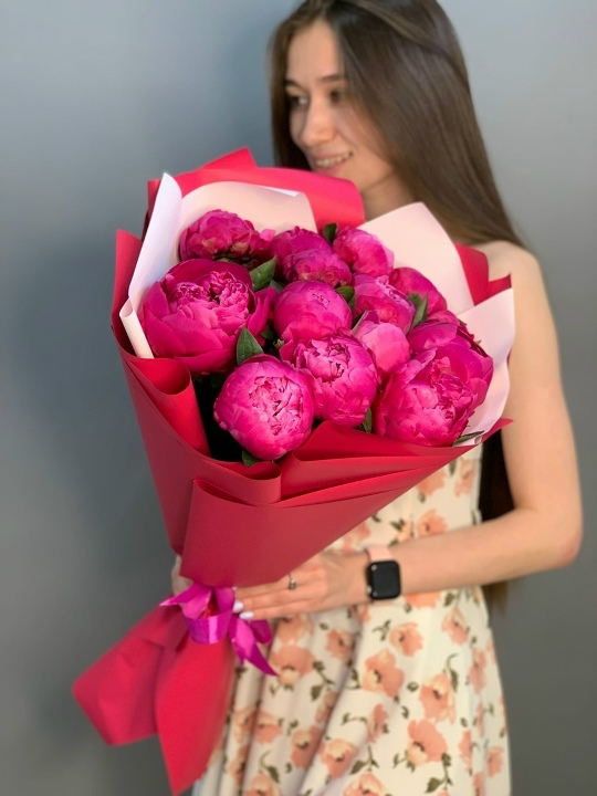 15 пионов фуксия