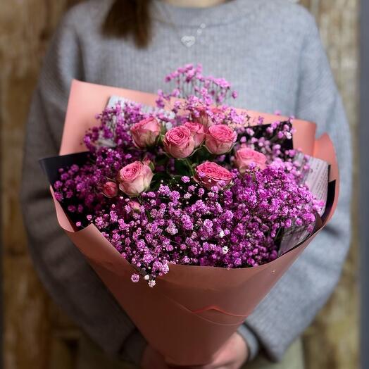 Букет с кустовой розой и гипсофилой