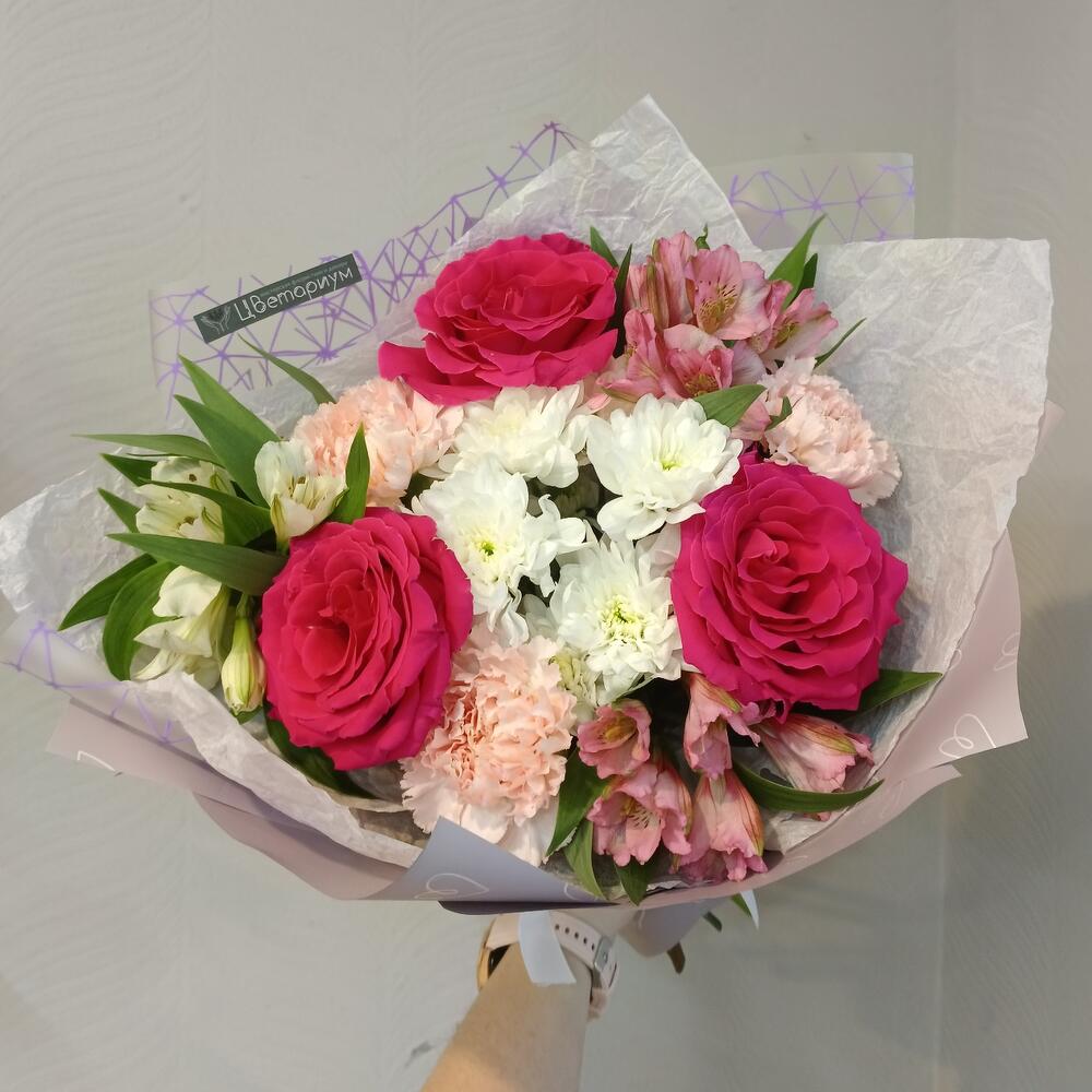 Букет в сиреневой гамме с яркими розами