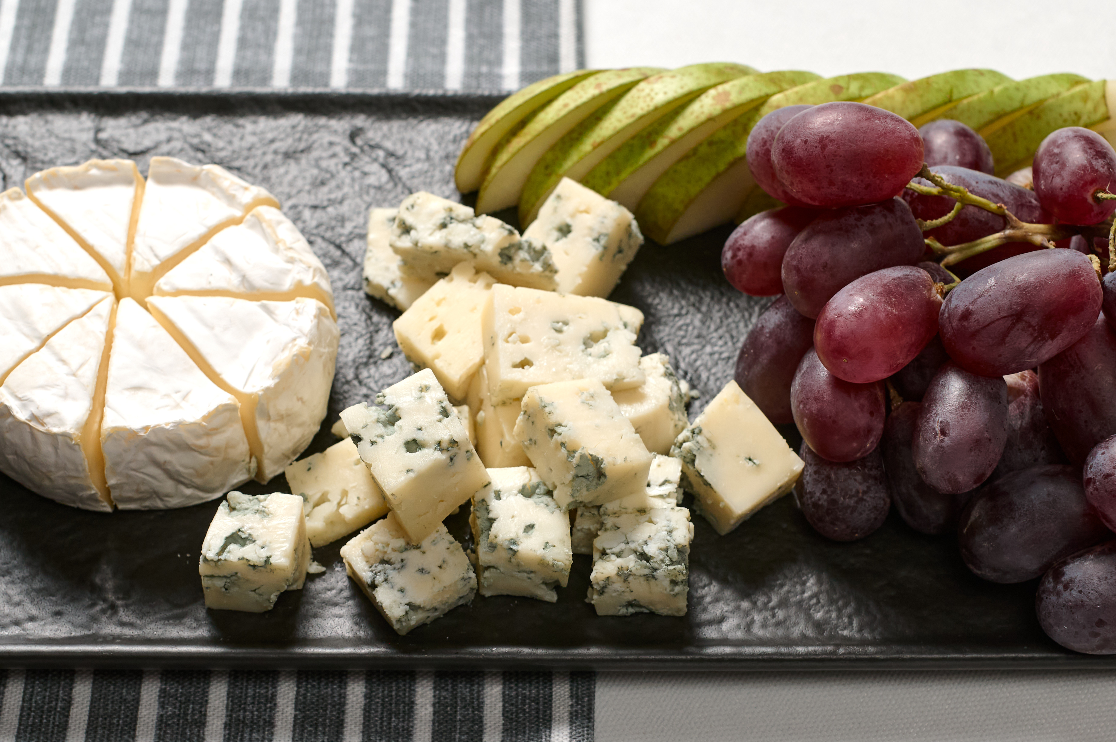 МЯГКИЕ СЫРЫ И СЕЗОННЫЕ ФРУКТЫ