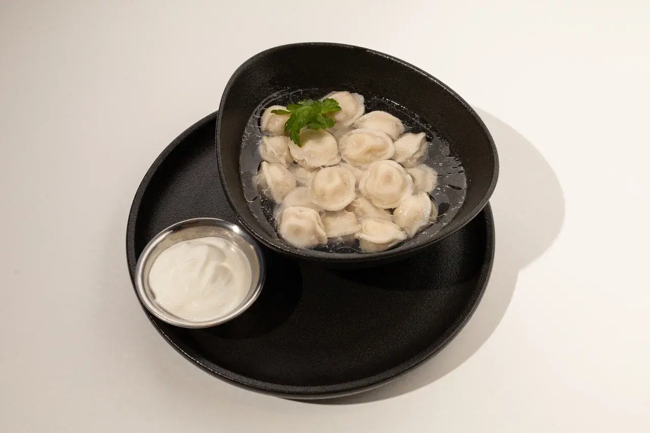 Пельмешки со сметанкой и куриным бульоном