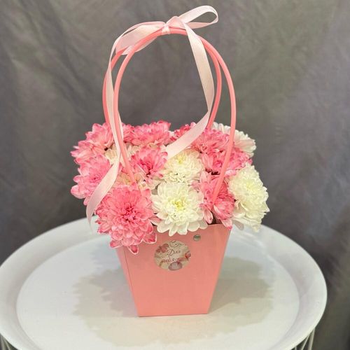 Букет из бело-розовых хризантем в сумочке (к0103)