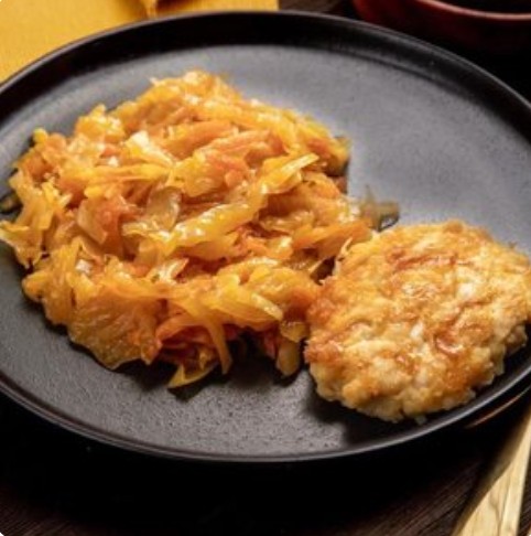 Тушеная капуста с куриным шницелем