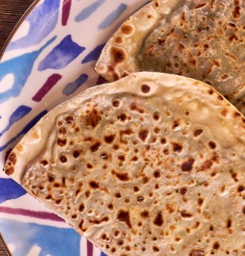 Кутаб с сыром, томатом и зеленью