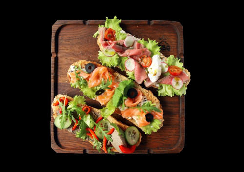 Брускетта кукурузная с ростбифом