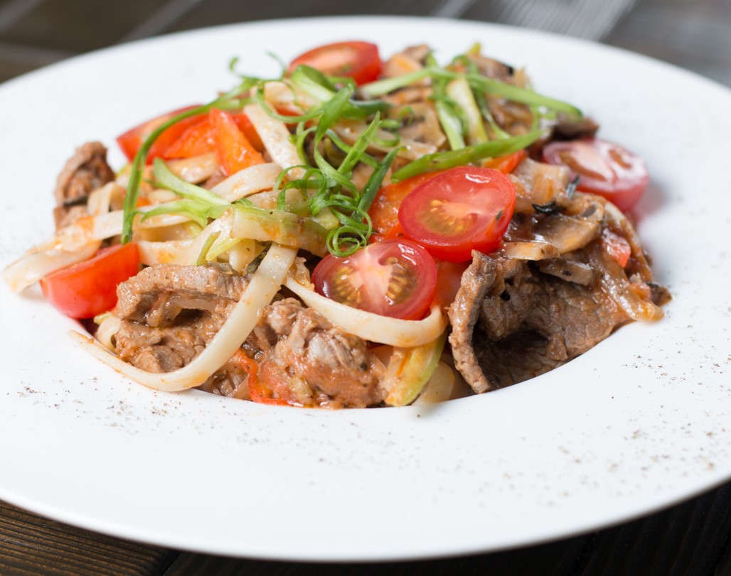 Лапша с говядиной и шампиньонами