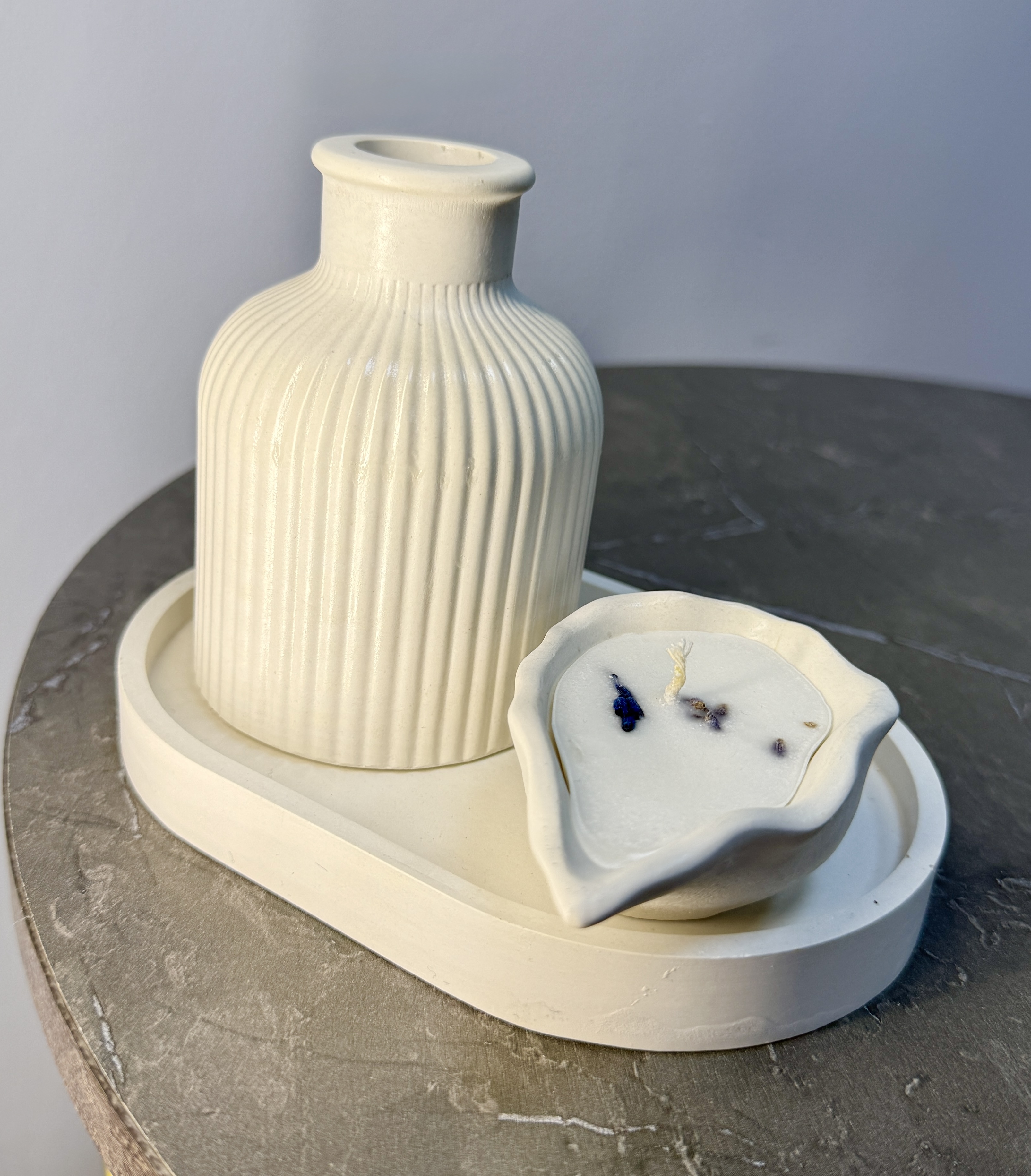 Ваза с свечей лавандой на подносе из гипса