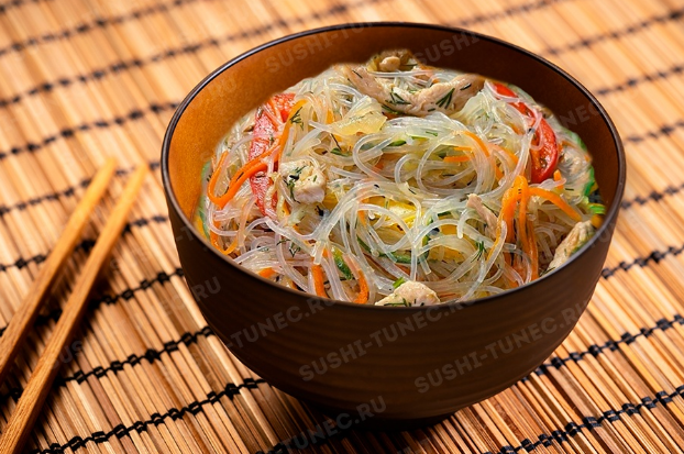 Салат Фунчоза с овощами и курицей