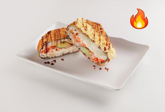 Суши-бургер с лососем острый