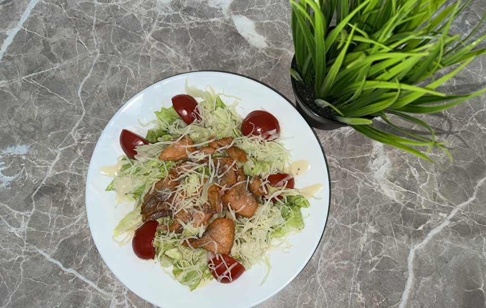 Салат «Цезарь» с лососем