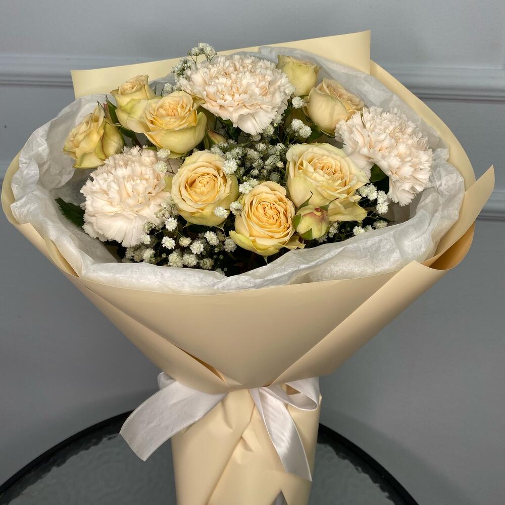 Букет из кустовой розы персиковой и диагтусов брют