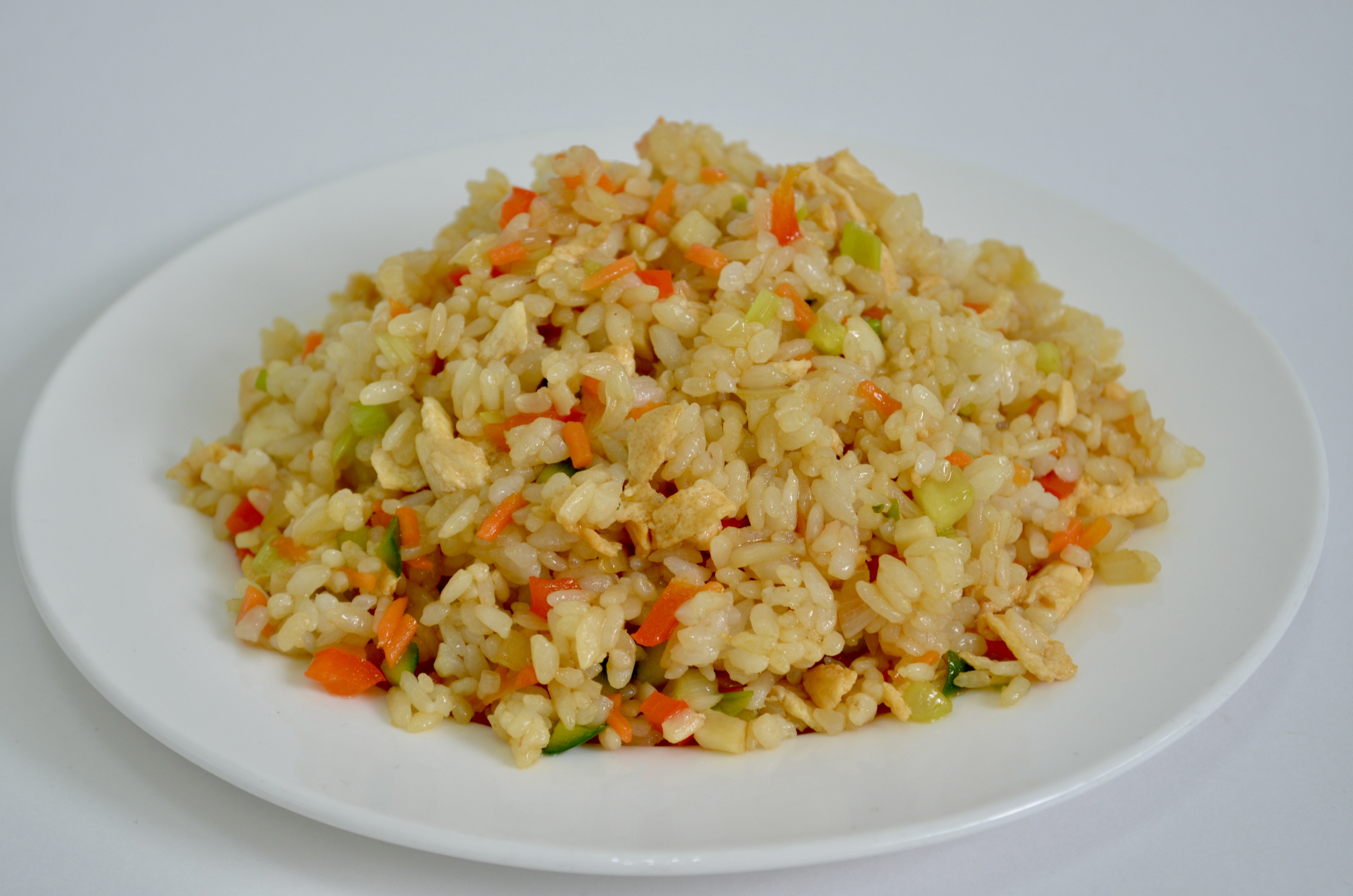 Рис с яйцом и овощами