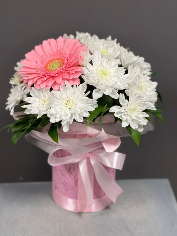 Композиция из герберы и кустовых хризантем