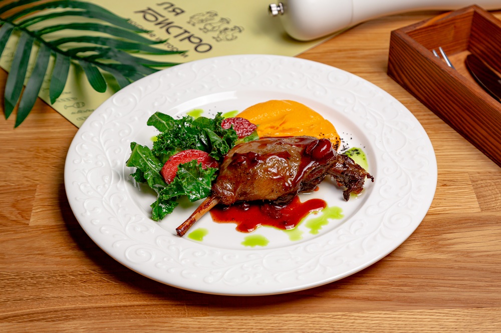 Утиная ножка конфи с морковным пюре