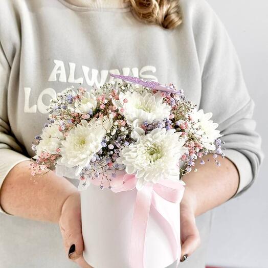 Цветочная композиция «Лапушка» из хризантем и гипсофилы