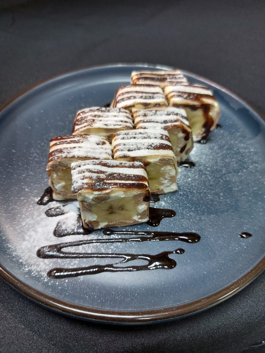 Сладкий ролл шоколадный