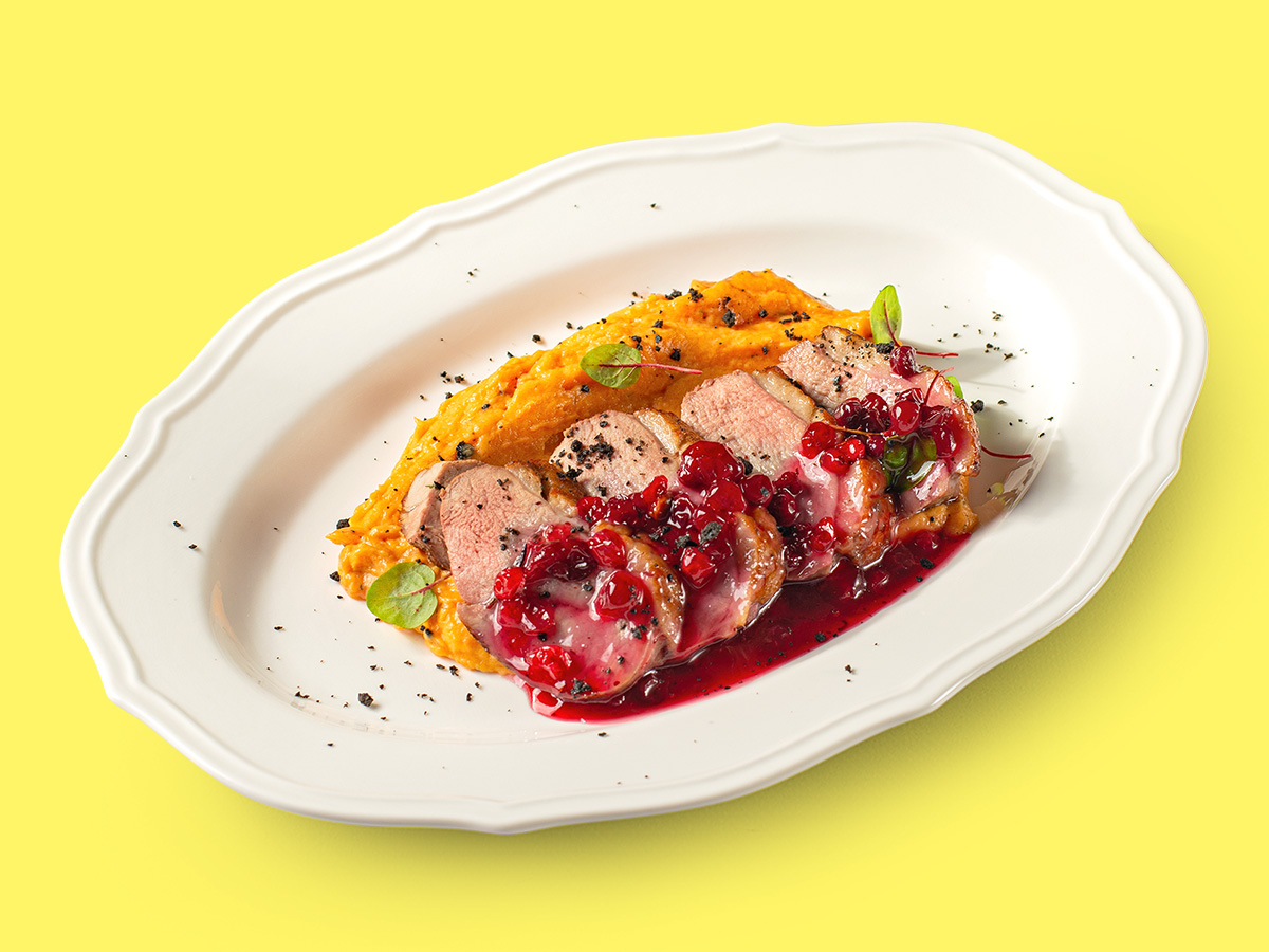 Утиная грудка с брусничным соусом