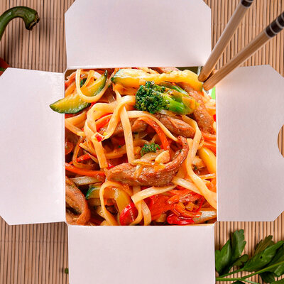 Wok по-гавайски с говядиной и удон