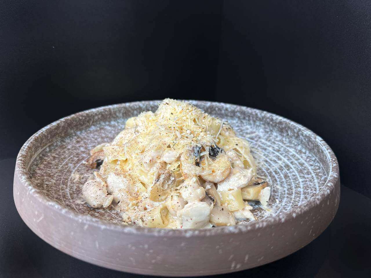 Паста с курицей и грибами