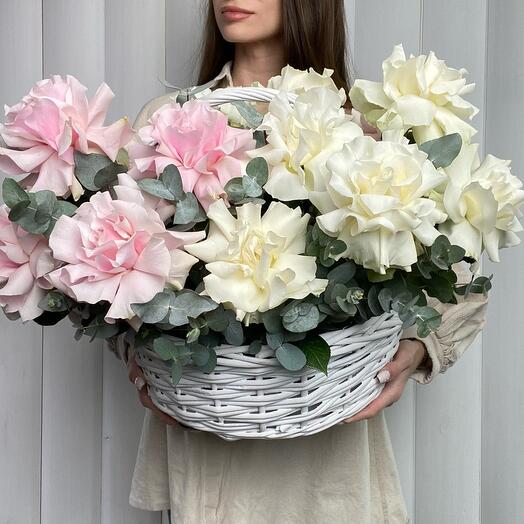 Корзина с нежными французскими розами