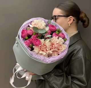 Букет с розовыми вывернутыми розами и кустовой пионовидной розой