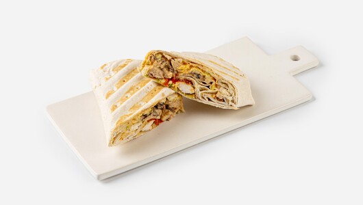 Сэндвич ролл с курицей, вешенками и соусом том ям на гриле, кафе