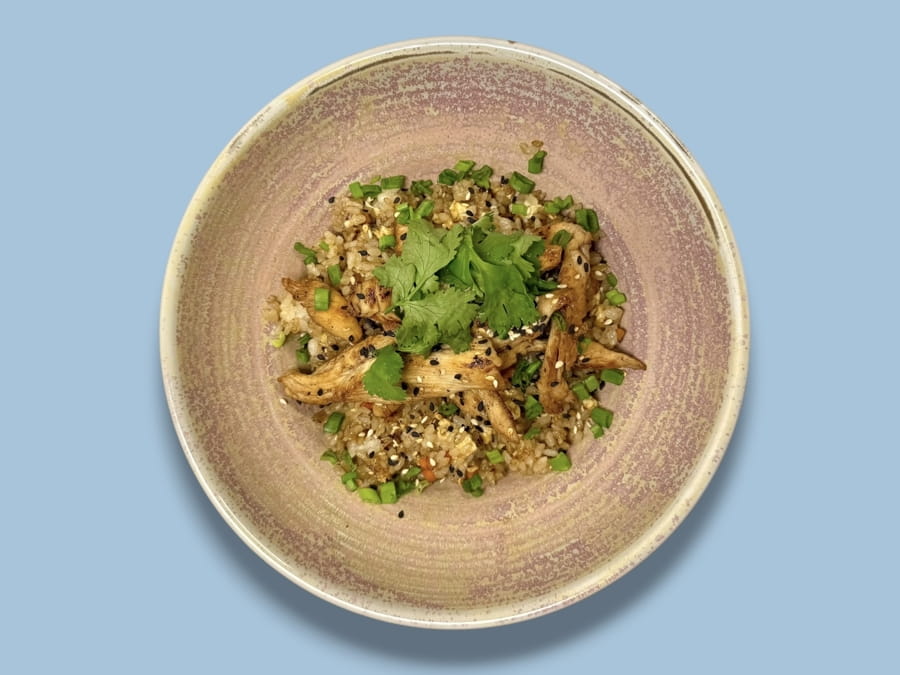 Wok чесночный рис с курицей