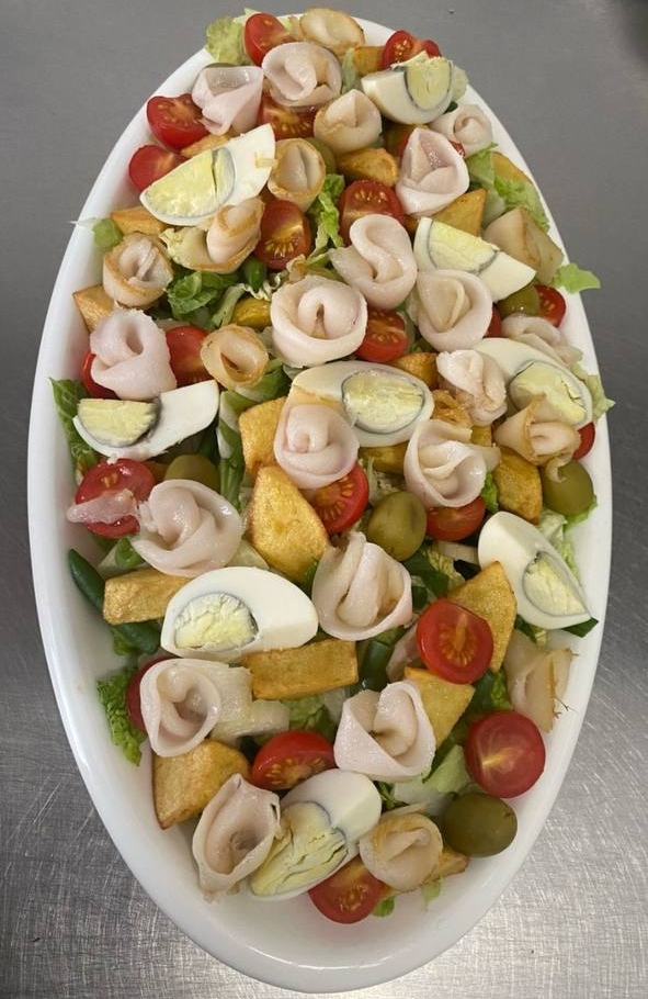 Салат рыбный с горчичным соусом